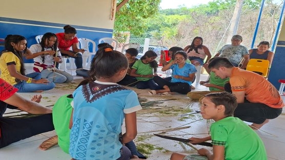 O coordenador-geral da Ação Saberes Indígenas na Escola, professor Me. Abimael Munduruku, e a coordenadora indígena Irainei Arapiun, juntamente com a coordenadora de ação da SEMED/Santarém, Lurdes Arapiun, estiveram presentes na Escola Ufopa 2025
